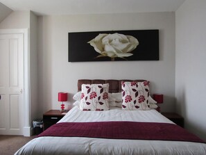 Egyptian cotton sheets, premium bedding, individually decorated - Adelphi Villa (Oban)