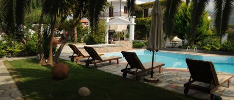 Outdoor pool, sun loungers