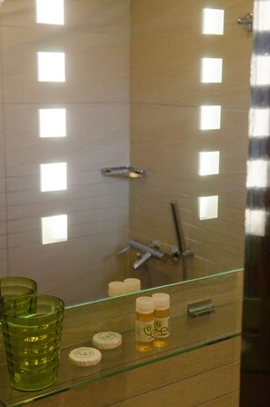 Standard Triple Room | Free WiFi, bed sheets - Elli Hotel (Skopelos)