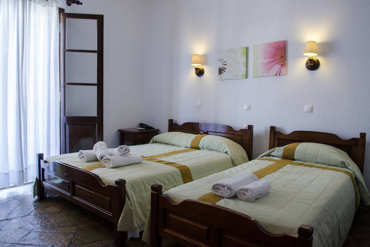 Habitación triple estándar | Wifi gratis y ropa de cama 