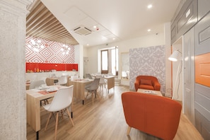 Desayuno continental diario (EUR 10 por persona)