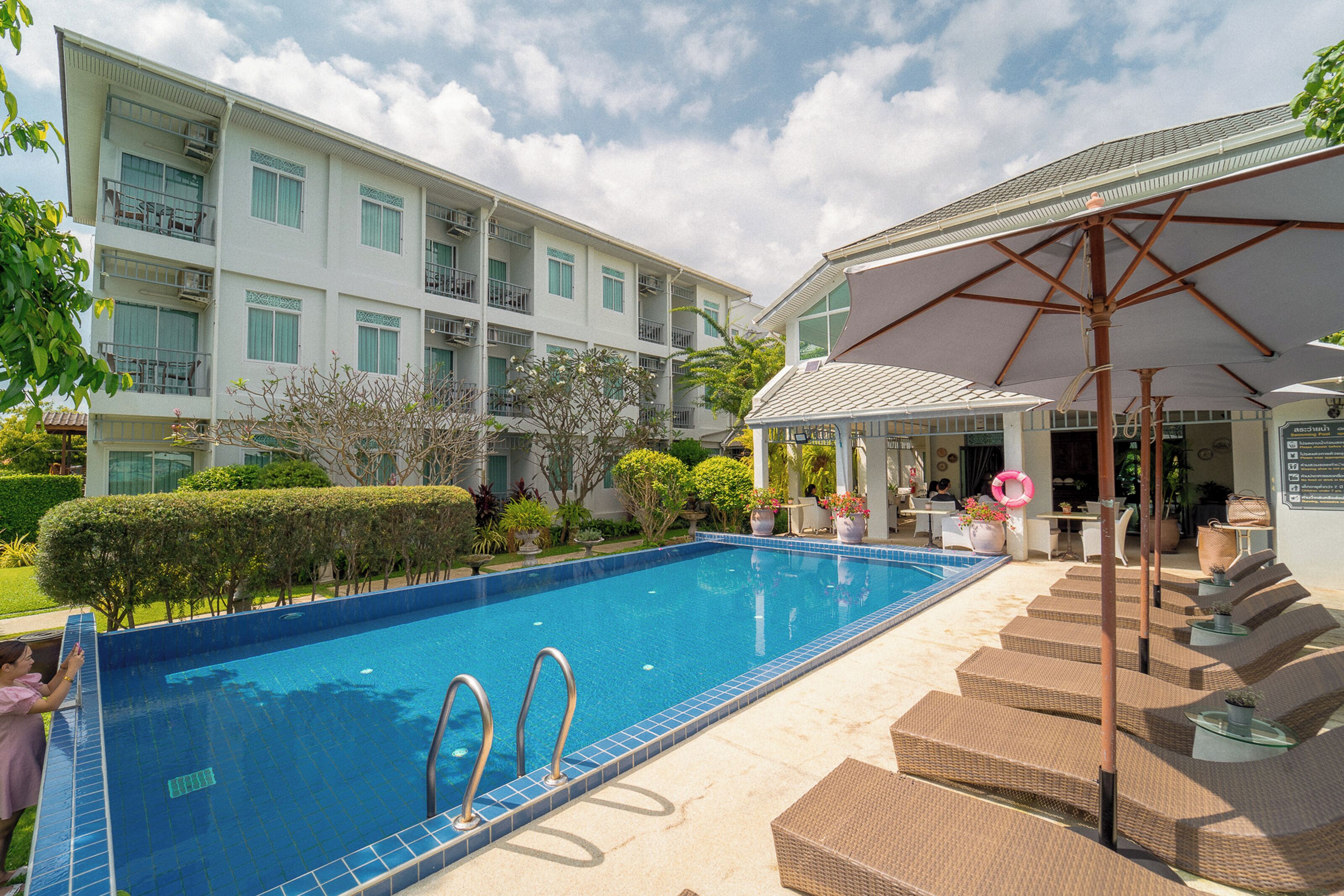 Una piscina al aire libre