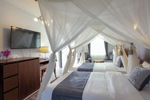 Deluxe Twin Room | In-room safe, desk, blackout drapes, soundproofing - Villa Amphawa (Amphawa)