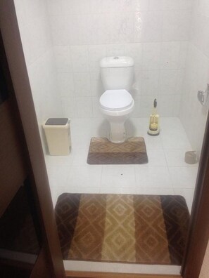 Habitación doble estándar, baño compartido | Baño | Regadera