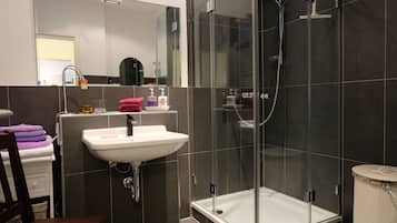 Deluxe-Apartment | Badezimmer | Badewanne und Dusche (separat), Regendusche, kostenlose Toilettenartikel