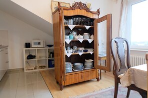 Studio Apartment | In-room dining