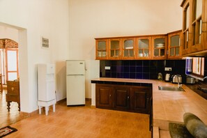 Private Villa | Private kitchen | Full-size fridge, oven, stovetop, coffee/tea maker