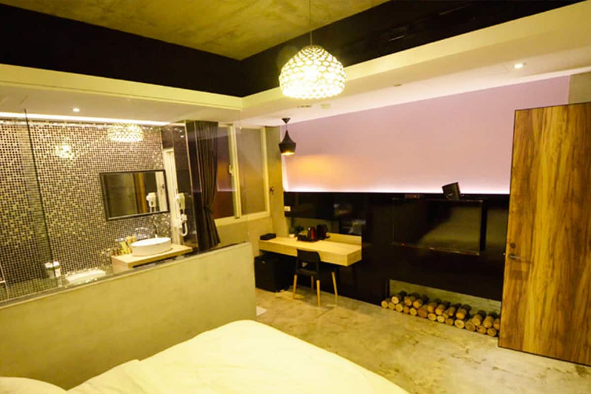 Un dormitorio moderno con una cama grande, un escritorio y un tocador.