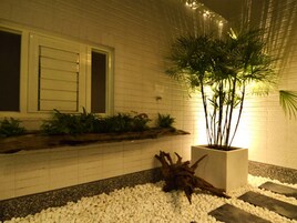 Cubrecamas, decoración personalizada, muebles diferentes y escritorio 