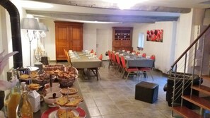 Colazione a buffet, servita tutte le mattine (9 EUR a persona)