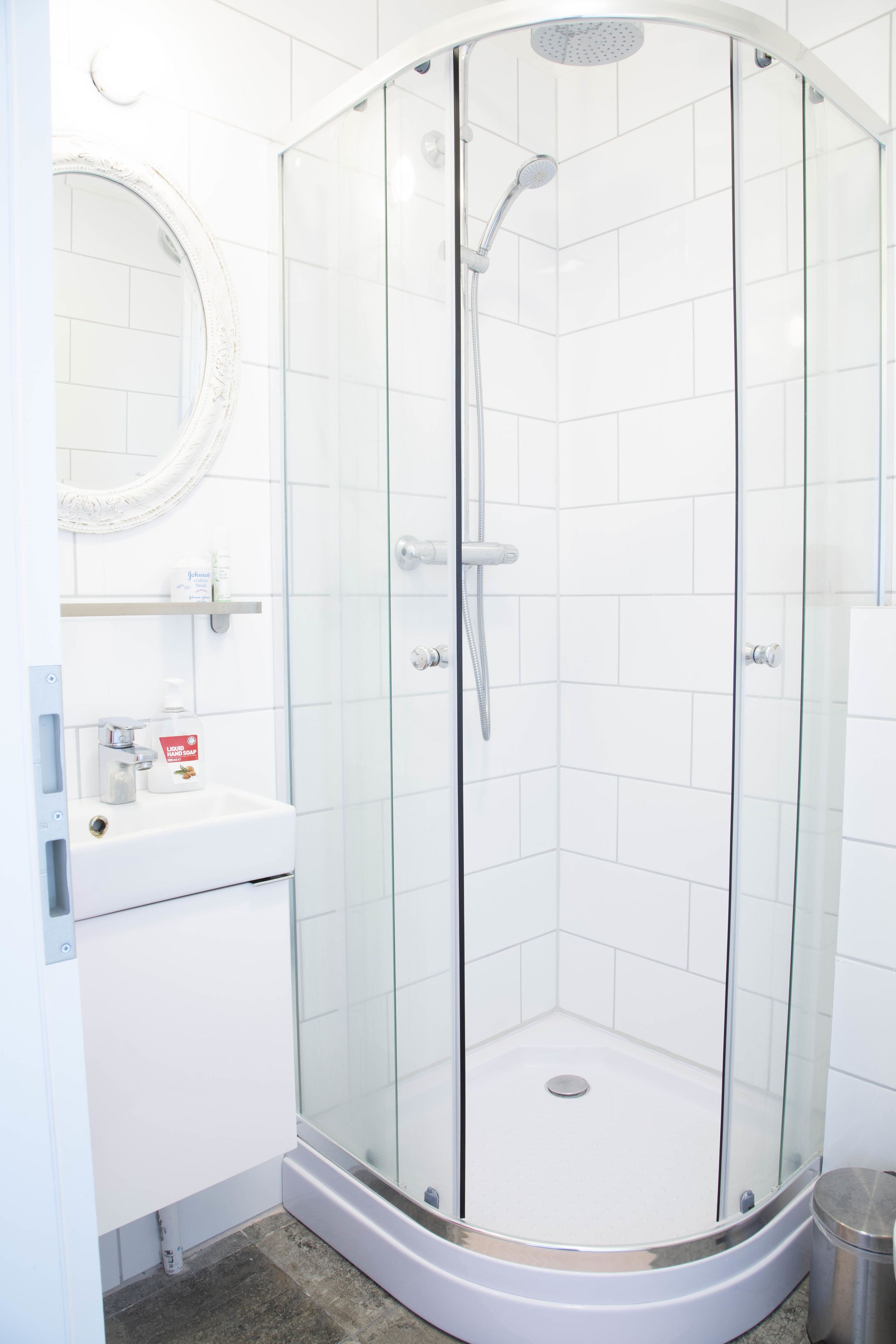 apartment (freyjubrunnur) | bathroom shower