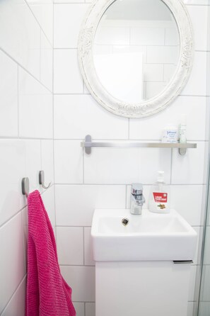 Appartement (Freyjubrunnur) | Badkamer | Een douche, gratis toiletartikelen, een haardroger, handdoeken