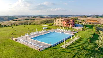 Een seizoensgebonden buitenzwembad en parasols bij het zwembad