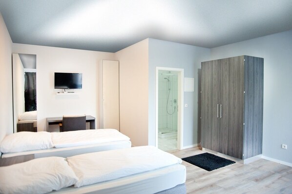 Dubbelrum | Skrivbord, barnsängar, resesäng och extrasängar