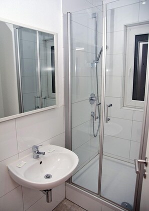 Quadruple Room | Bathroom shower - Looks Inn (Heidelberg)