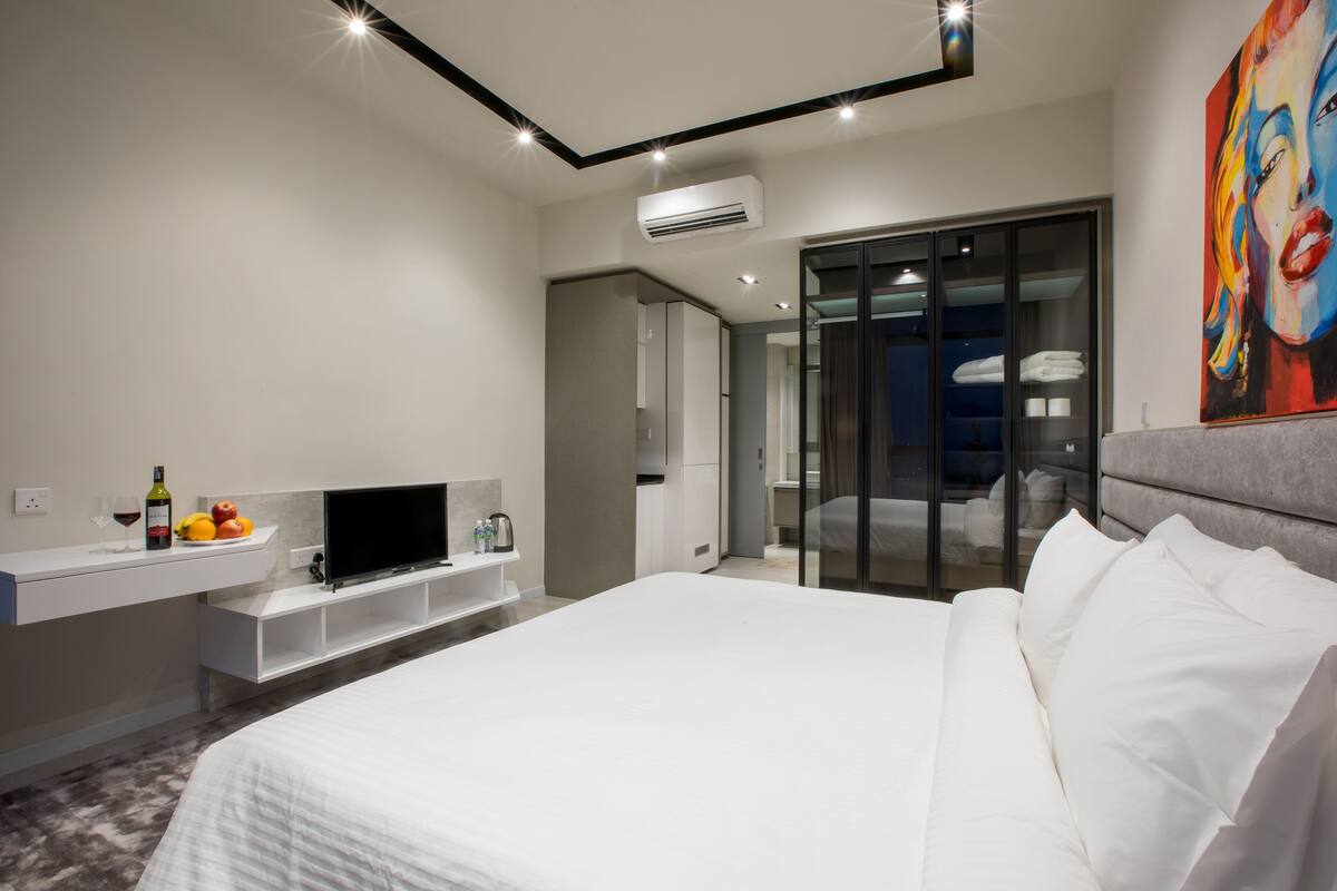 华丽套房, 1 张特大床 | 埃及棉床单、高档床上用品、办公桌、遮光窗帘