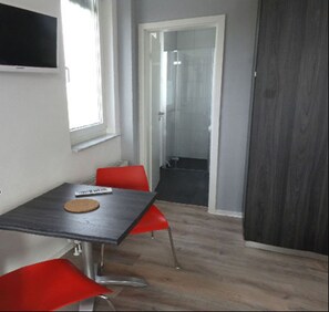 Zweibettzimmer, Balkon | Wohnbereich | Smart-TV