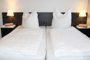 Desk, free WiFi, bed sheets - looks-inn (Viernheim)