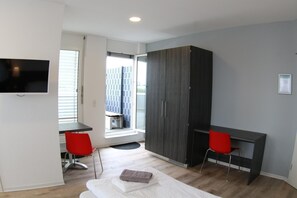 Desk, free WiFi, bed sheets - looks-inn (Viernheim)