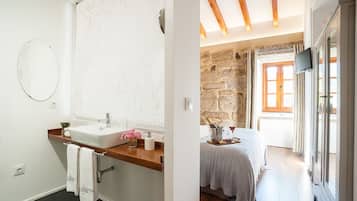 Double Room (1,2,4) | Bathroom | Jetted tub, rainfall showerhead, free toiletries, hair dryer