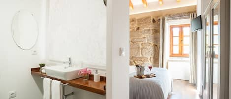 Double Room (1,2,4) | Bathroom | Jetted bath, rainfall showerhead, free toiletries, hair dryer