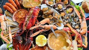 Una bandeja de mariscos con diversos mariscos y crustáceos.