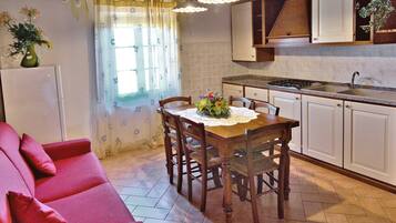 Huoneisto, 2 makuuhuonetta | Yksityinen keittiö | Täysikokoinen jääkaappi, mikroaaltouuni, liesi, espressokone