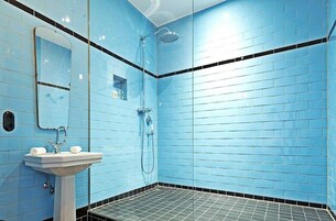 Habitación Confort doble | Baño | Artículos de higiene personal gratuitos, secador de pelo y toallas