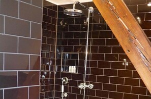Kahden hengen comfort-huone | Kylpyhuone | Ilmaiset hygieniatuotteet, hiustenkuivaaja, pyyhkeet