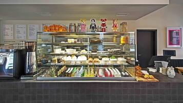 TĂ€gliches FrĂŒhstĂŒcksbuffet (15 EUR pro Person)