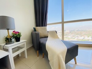 Escritorio, sistema de insonorización y tabla de planchar con plancha