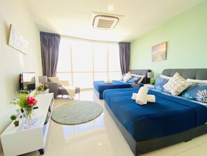 Desk, soundproofing, iron/ironing board, free WiFi - Chrisenbel Suites - Pinnacle PJ (Petaling Jaya)