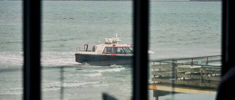 Ein Rettungsboot auf dem Wasser, im Vordergrund ein Anlegesteg.
