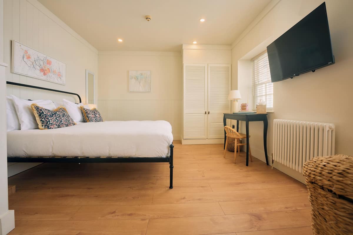 Deluxe Double Room, Sea View | Minibar (some free items), WiFi (free), bed sheets