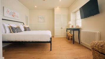 Deluxe Double Room, Sea View | Minibar (some free items), WiFi (free), bed sheets