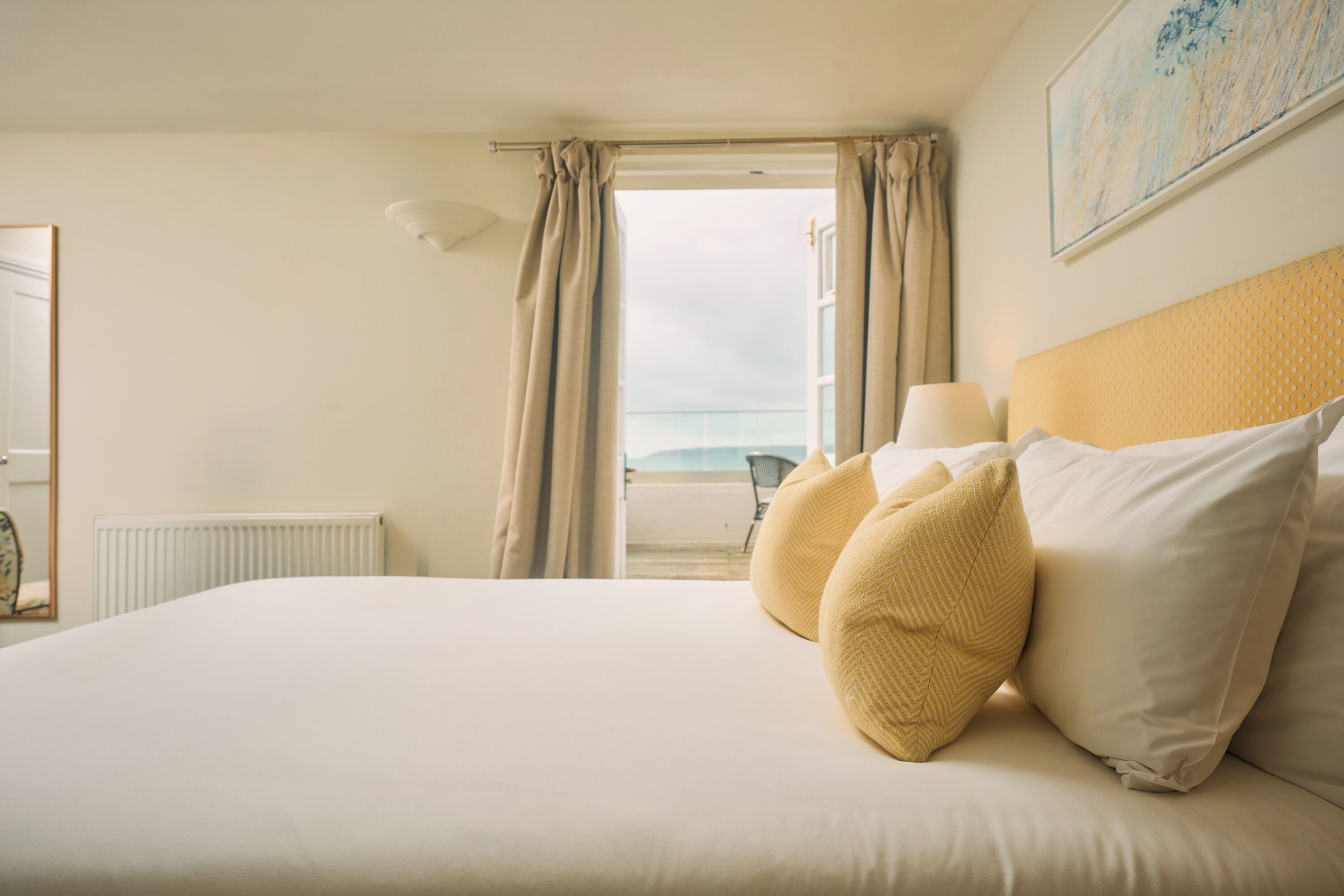 Free minibar items, free WiFi, bed sheets