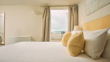 Free minibar items, free WiFi, bed sheets