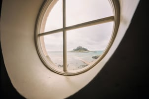 Quarto quádruplo premium, 2 quartos, vista para o mar | Frigobar (abastecido com alguns itens grátis), Wi-Fi de cortesia