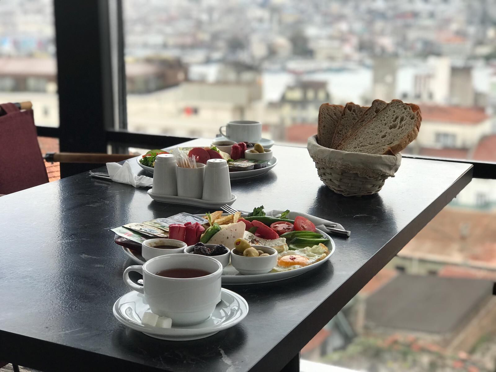 Daily continental breakfast (EUR 15 per person)