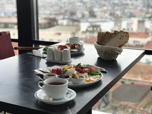 Bữa sáng kiểu Âu hàng ngày (15 EUR/mỗi người)