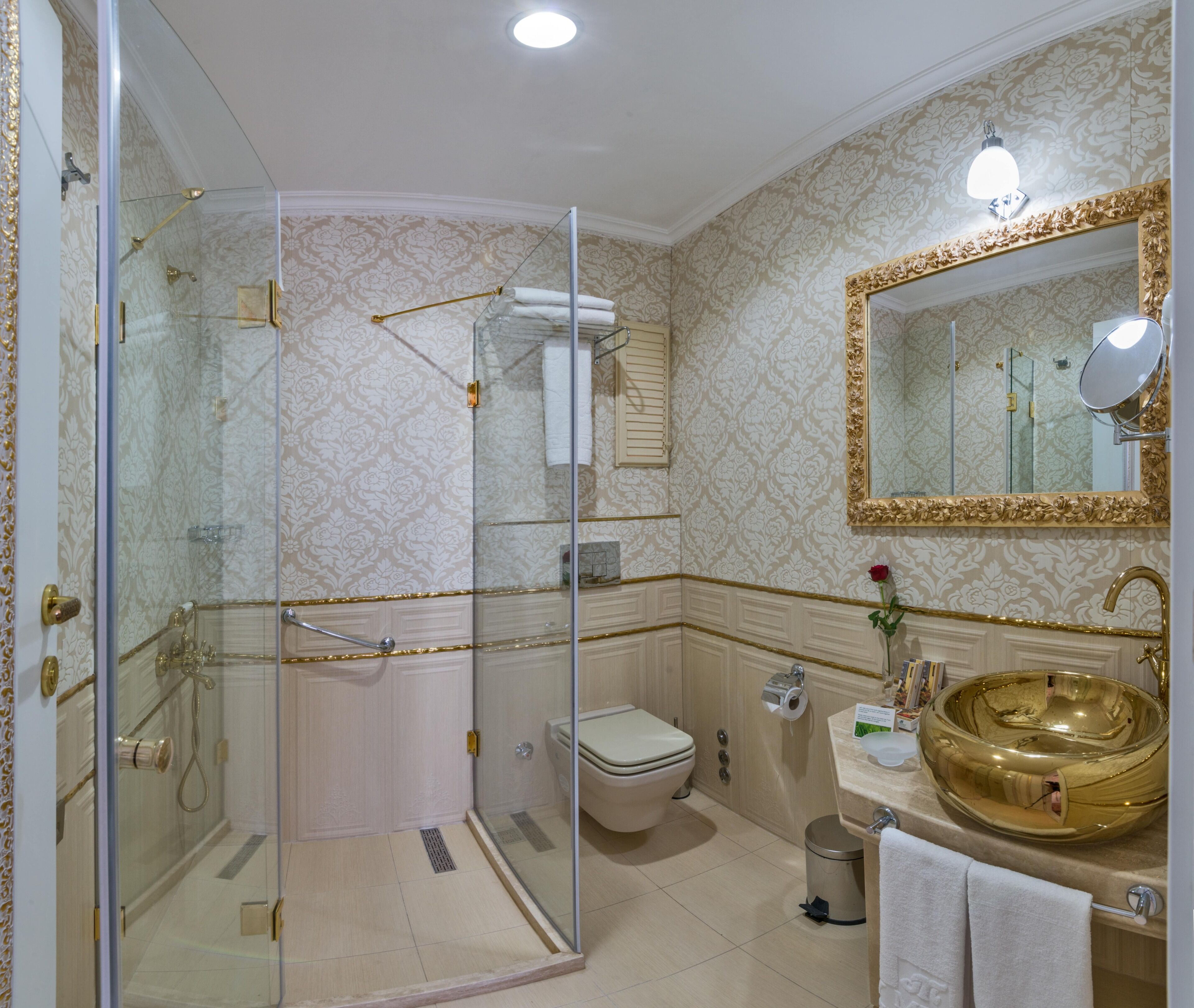 Dusche, kostenlose Toilettenartikel, Haartrockner, Hausschuhe