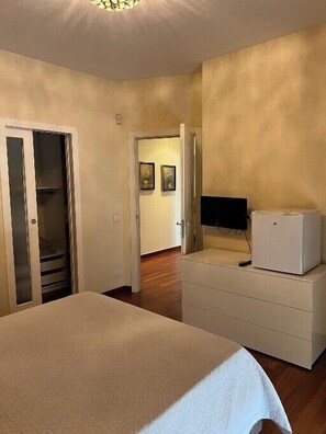 Double Room, Private Bathroom (External) | Free WiFi, bed sheets - B&B Villa Rosa (Bitritto)