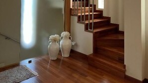 A staircase with wooden steps and a glass railing, leading to an upper floor. - B&B Villa Rosa (Bitritto)
