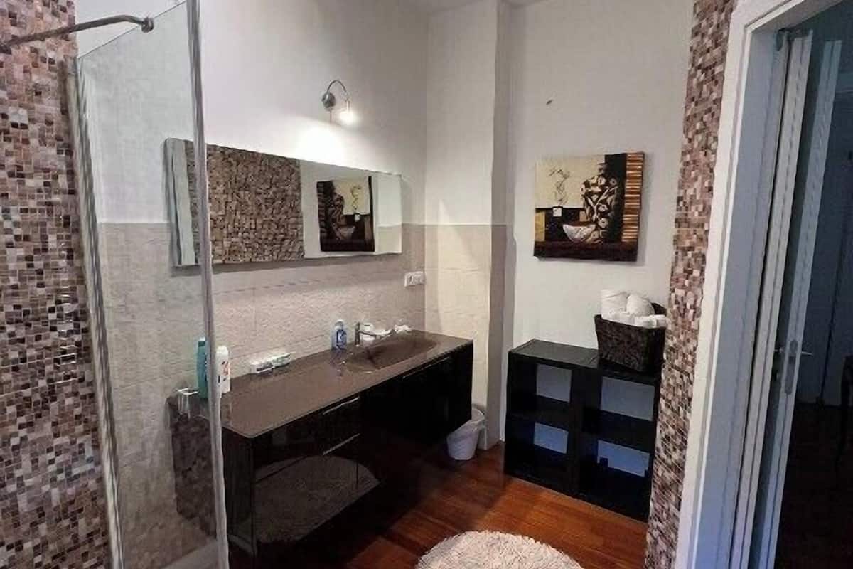 Chambre Double Deluxe | Salle de bain | Douche, douche hydromassante, articles de toilette gratuits
