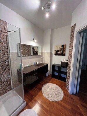 Kahden hengen deluxe-huone | Kylpyhuone | Suihku, hierova suihkupää, ilmaiset hygieniatuotteet, hiustenkuivaaja