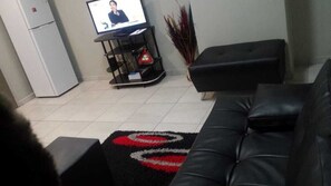 Comfort Studio Suite, 1 Double Bed | Living area | Flat-screen TV - Rosebank Accommodation (Johannesburg)