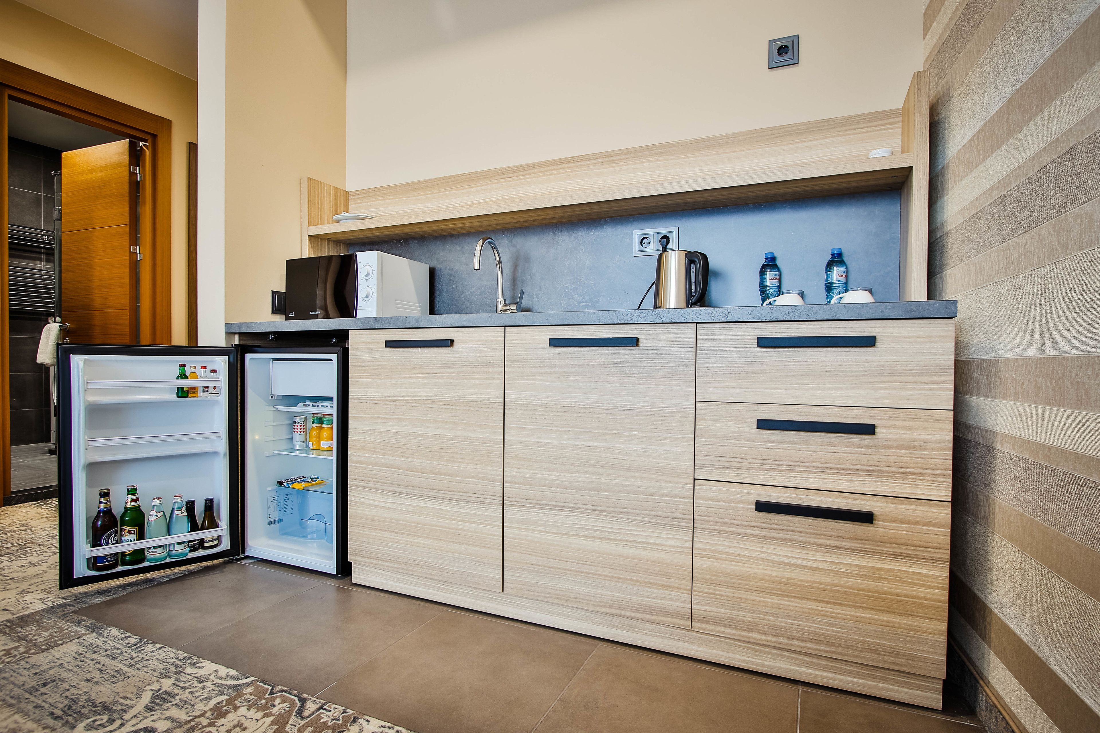 family room, 1 bedroom, non smoking | private kitchen | mini-fridge, electric kettle, paper towels