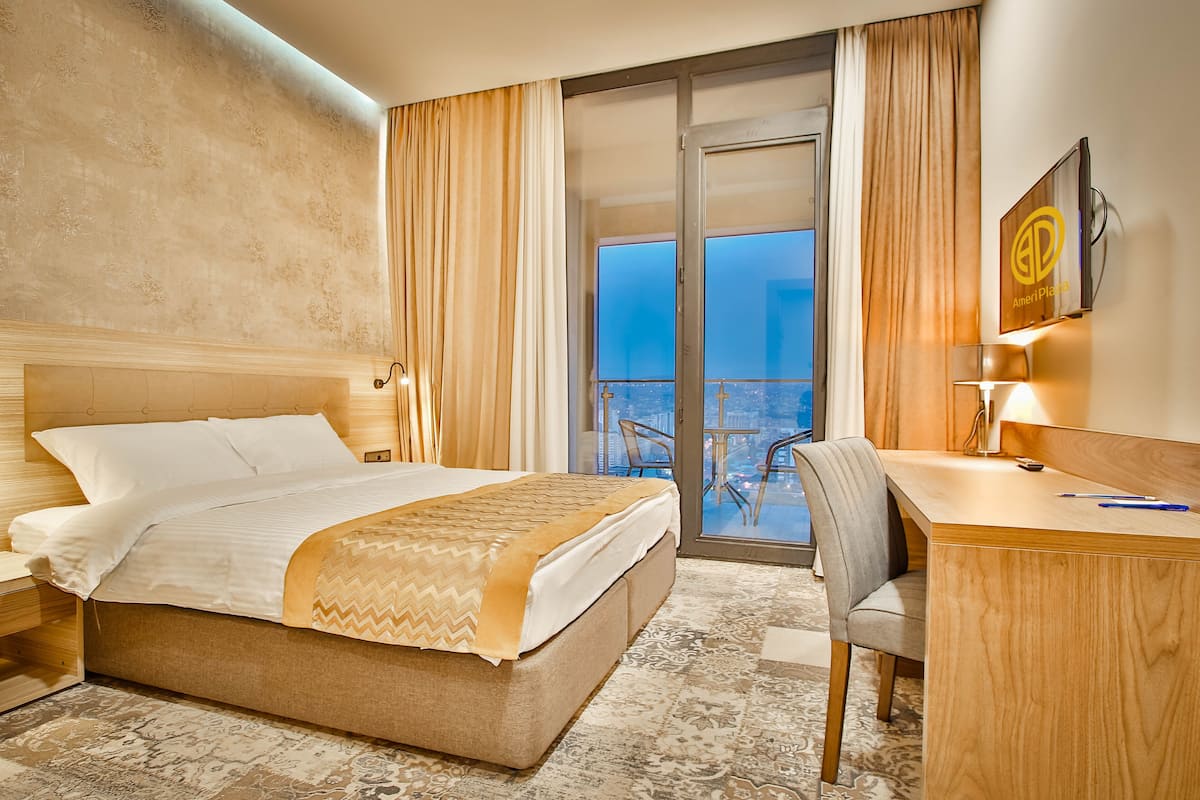 Ropa de cama de alta calidad, colchones con pillow-top y minibar 