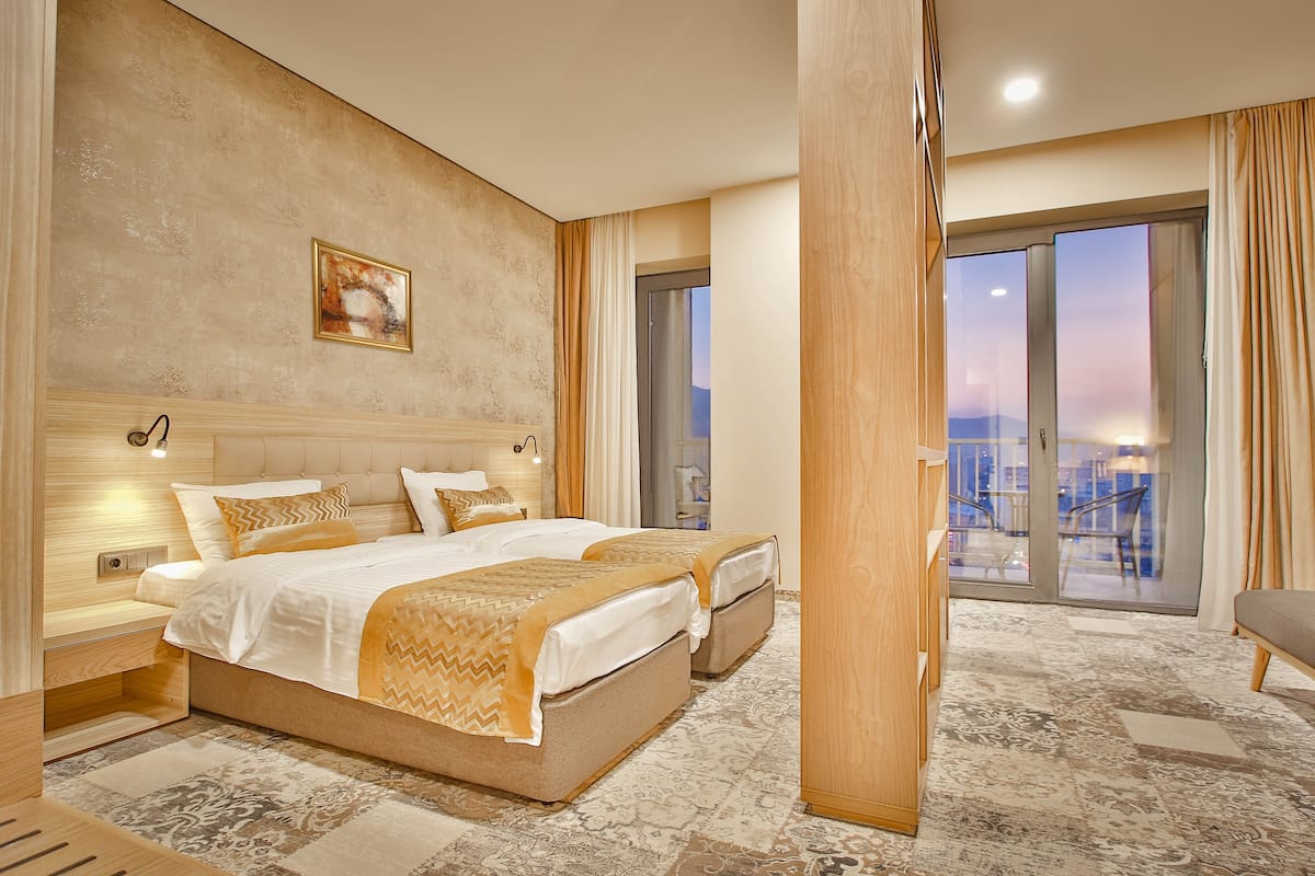 Ropa de cama de alta calidad, colchones con pillow-top y minibar 