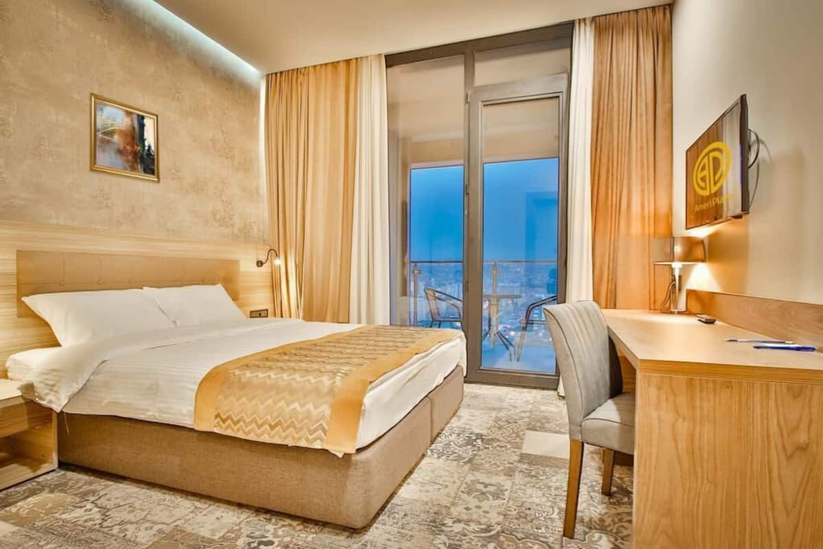 Ropa de cama de alta calidad, camas con pillow-top y minibar